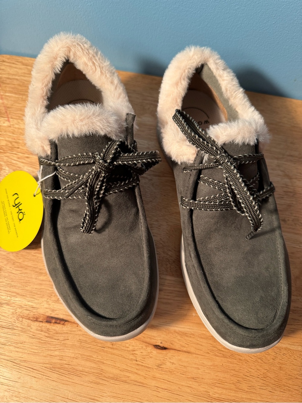 Ryka Avid Women's Faux-Fur Trim Alpine Green Casual Athletic Shoe 7.5 wide New